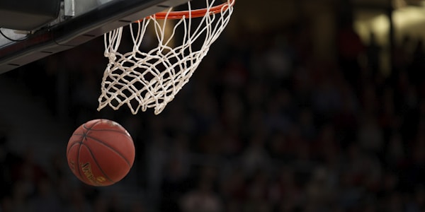 NBA季后赛金州勇士队战术板示意图，展示传切配合路线与球员跑位热区
